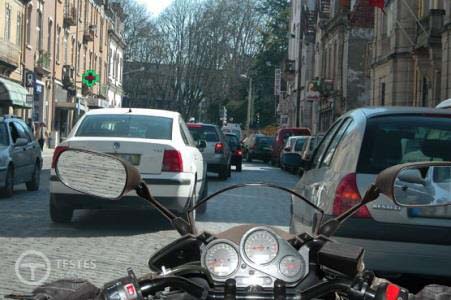 Pergunta IMT: A circulação neste tipo de via de características urbanas e com trânsito intenso implica o reconhecimento por parte do condutor que: