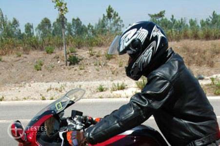 Pergunta IMT: O condutor de um motociclo deve utilizar casaco de protecção?