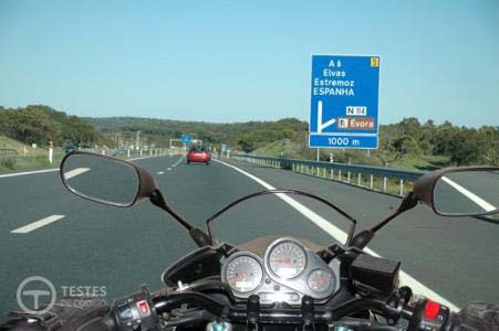 Pergunta IMT: Na realização de qualquer manobra em auto-estrada os condutores de motociclos devem ter especial atenção:
