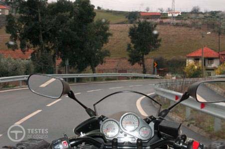 Pergunta IMT: Nesta situação em que vou efectuar uma curva, tendo por isso necessidade de circular com determinada inclinação do motociclo, devo em qualquer circunstância:
