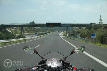 Pergunta IMT: Numa auto-estrada, sempre que circulem só dois motociclistas, estes devem circular: