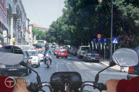 Pergunta IMT: O condutor do motociclo que transita em sentido oposto circula correctamente?