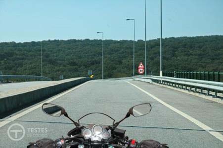 Pergunta IMT: A embraiagem dos motociclos deve ser usada pelo condutor com: