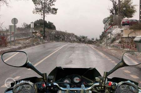 Pergunta IMT: Ao circular com um motociclo de duas rodas em piso com gelo, a inclinação do veículo numa curva, origina: