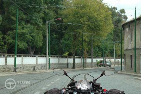 Pergunta IMT: Sempre que um motociclista tenha que passar sobre os carris dos eléctricos, deve: