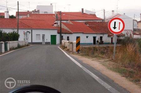 Pergunta IMT: Perante este sinal e em caso de cruzamento de veículos, devo ceder a passagem?