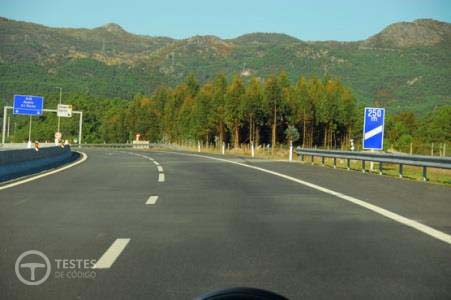 Pergunta IMT: Ao circular numa auto-estrada com muita intensidade de trânsito devo encostar-me o mais possível à berma de modo a facilitar a passagem dos veículos prioritários. Concorda com esta afirmação?