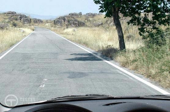 Pergunta IMT: Fora das localidades é proibido estacionar na faixa de rodagem.