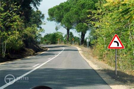 Pergunta IMT: Pratico infracção ao Código da Estrada caso não modere especialmente a velocidade nesta via pública?