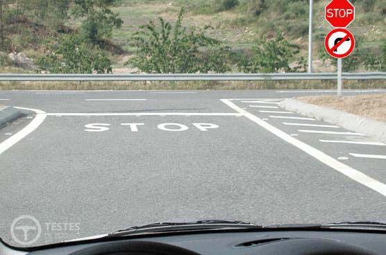 Pergunta IMT: A sinalização existente no local indica: