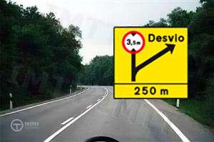 Pergunta IMT: Este sinal indica-me que o desvio que vou encontrar a 250 metros aplica-se: