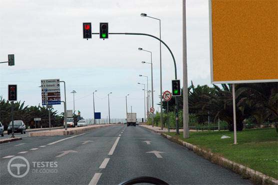 Pergunta IMT: Na via de trânsito onde circulo a sinalização luminosa permite-me mudar de direcção à esquerda?