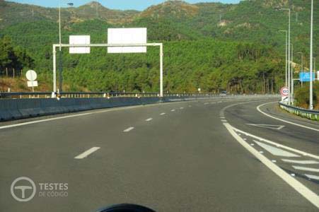 Pergunta IMT: Como se designa a via de trânsito à minha direita e que permite a entrada na auto-estrada?