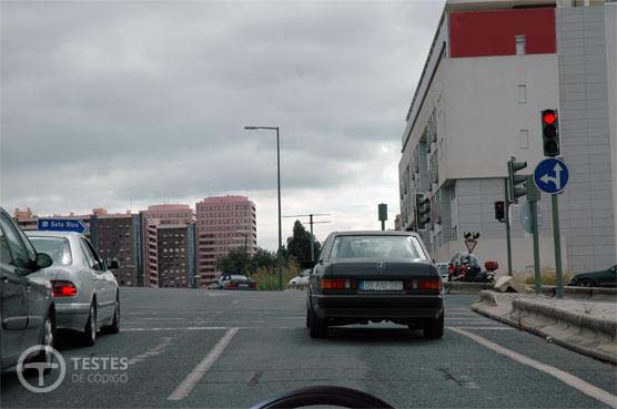 Pergunta IMT: Devo saber que se desrespeitar a obrigação de parar imposta pela luz vermelha de regulação do trânsito: