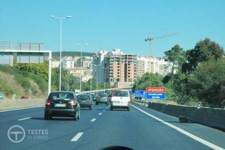 Pergunta IMT: Nos motociclos com carro lateral alguém está dispensado de usar capacete de protecção?