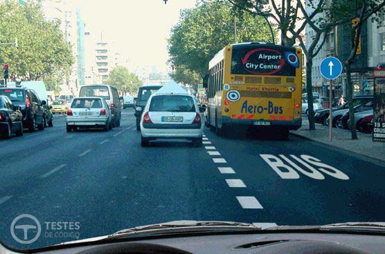 Pergunta IMT: Nesta faixa de rodagem, a via de trânsito mais à direita é reservada apenas aos automóveis pesados de passageiros.