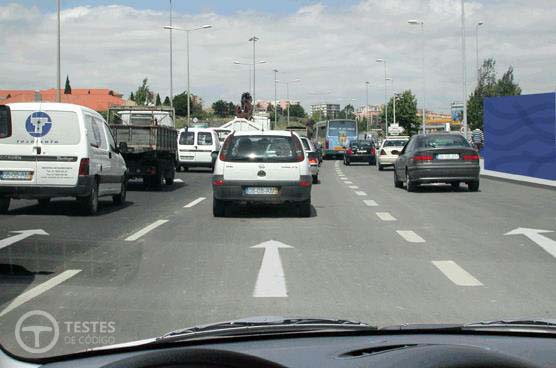 Pergunta IMT: Nesta situação, se o veículo que transita à minha frente diminuir a velocidade e eu não alterar a velocidade do meu veículo, a distância de segurança:
