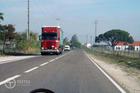 Pergunta IMT: O Código da Estrada obriga-me a manter distância lateral entre o meu veículo e os que circulam em sentido oposto?