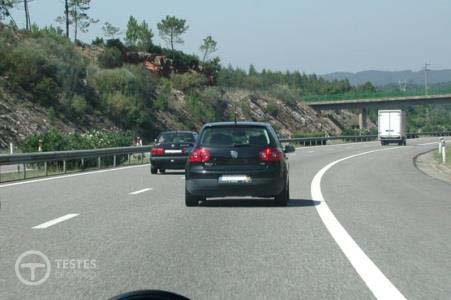 Pergunta IMT: O contacto dos pneumáticos com o solo pode diminuir devido: