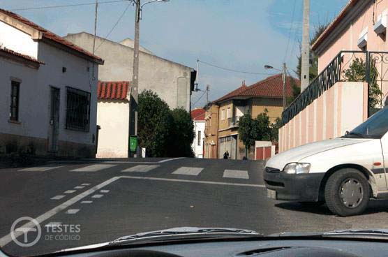 Pergunta IMT: Nesta situação em que o outro condutor sai dum caminho particular, fico obrigado a ceder a passagem?
