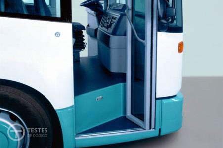 Pergunta IMT: O condutor de um autocarro deve observar com especial atenção e através dos espelhos retrovisores as zonas de funcionamento das portas, quando: